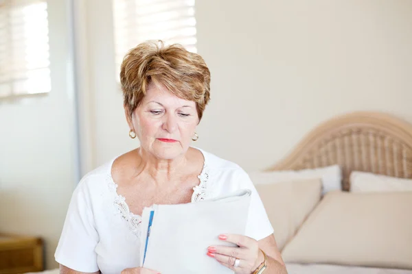 Mujer mayor leyendo periódico —  Fotos de Stock