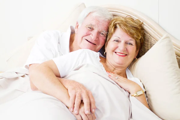 Ηλικιωμένο ζευγάρι στο κρεβάτι — Φωτογραφία Αρχείου