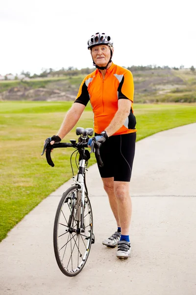 Senior mannen cykling — Stockfoto