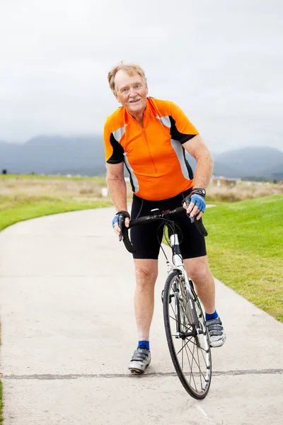 Senior cyklist på väg cykel — Stockfoto