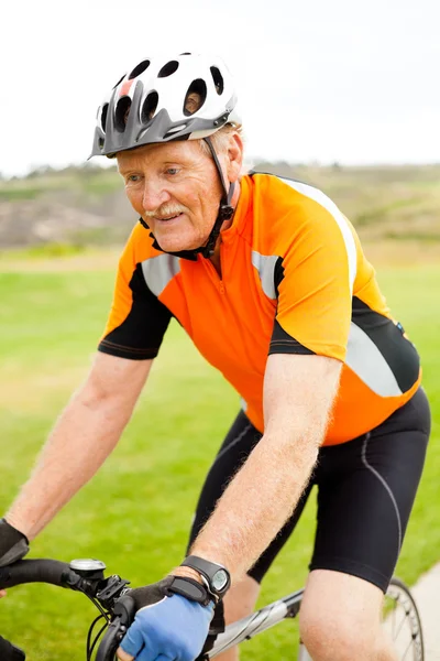 Здоровый пожилой человек на велосипеде — стоковое фото