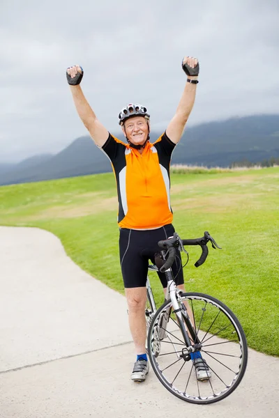 Glada senior mannen på cykel — Stockfoto