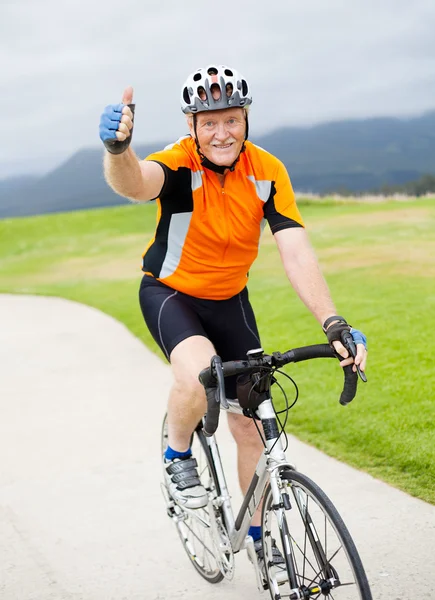 Senior cyklist ger tummen upp — Stockfoto