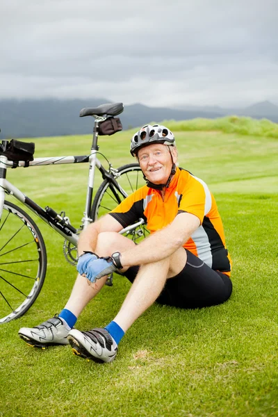 Старший велогонщик отдыхает — стоковое фото