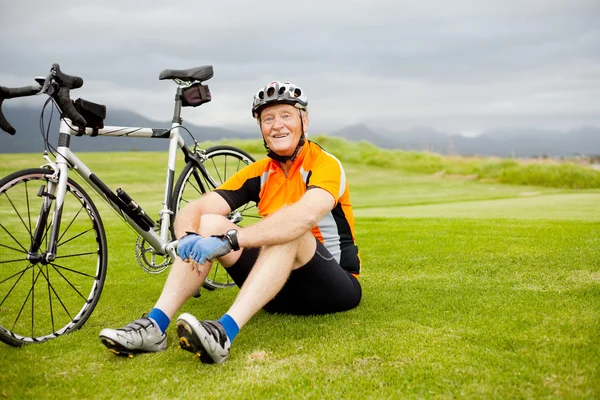 Старший велосипедист — стоковое фото
