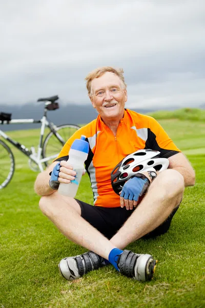 Šťastný starší cyklista odpočívá — Stock fotografie