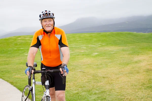Senior male cyklist utomhus — Stockfoto