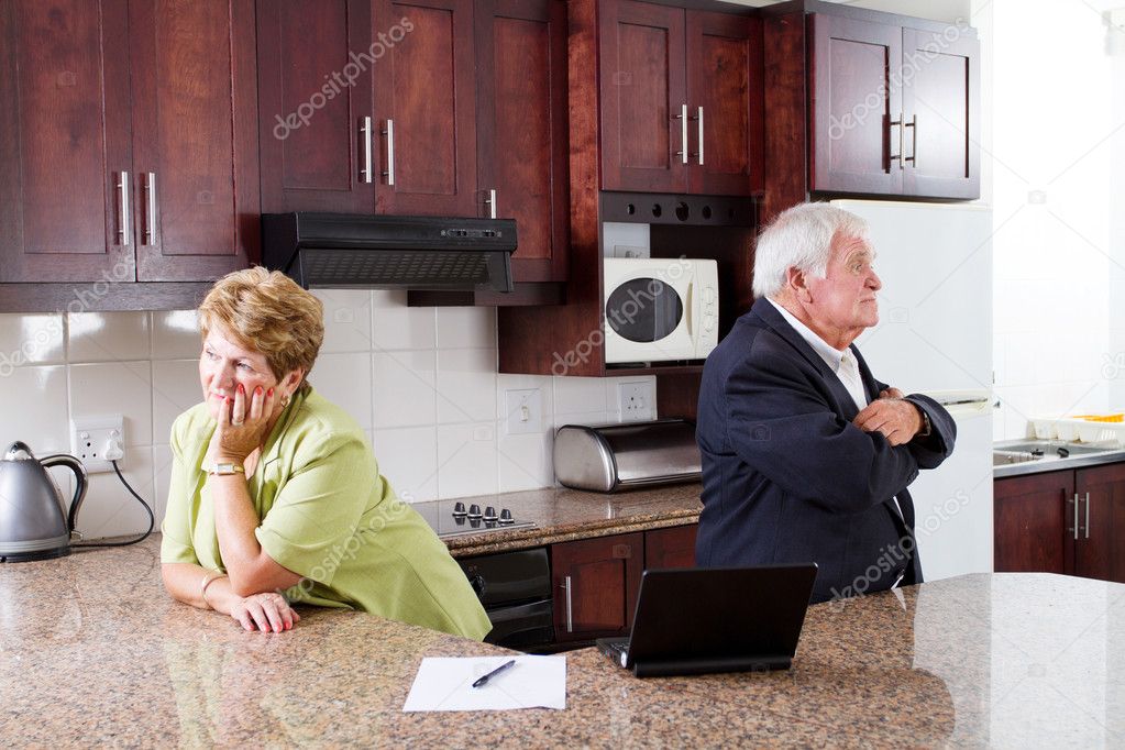 Подарить квартиру бывшему супругу. Квартира пенсионера. Пожилая пара в квартире. Пожилые супруги. Пожилая жена.