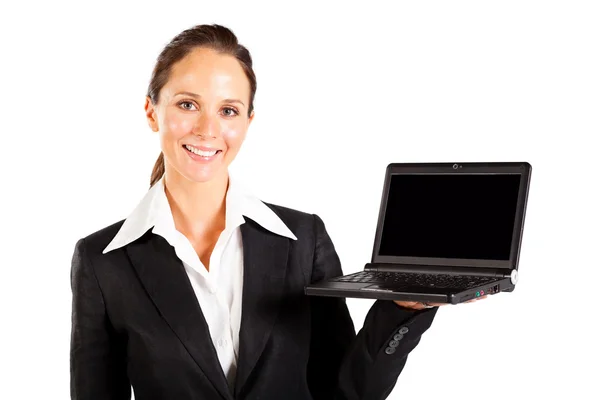 Femme d'affaires présentant ordinateur portable — Photo