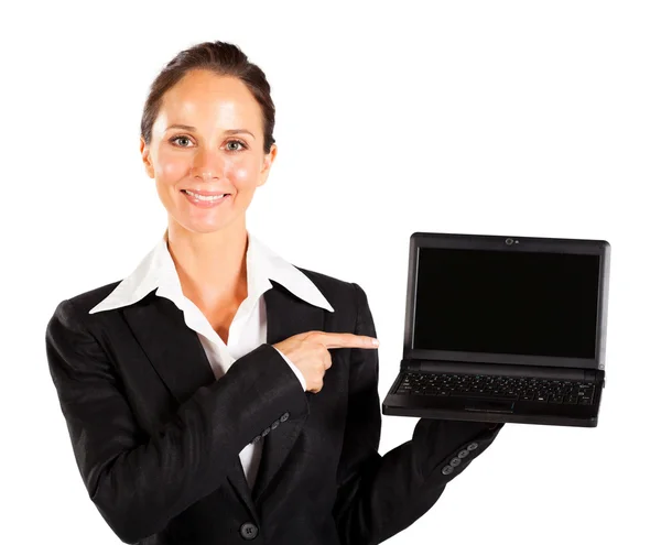 Empresária apontando para a tela do laptop — Fotografia de Stock