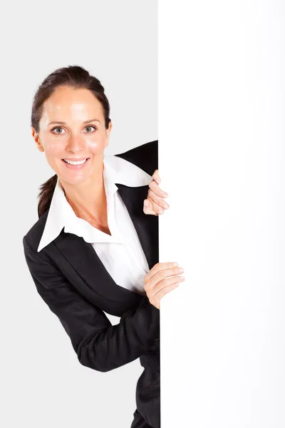 Geschäftsfrau hinter dem weißen Brett — Stockfoto