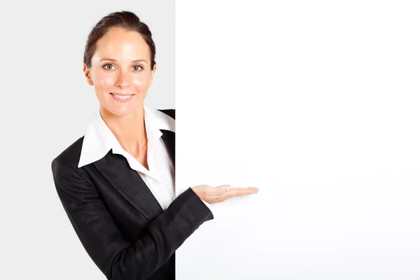 Geschäftsfrau präsentiert Whiteboard — Stockfoto