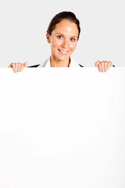 Midden leeftijd busineswoman achter wit bord — Stockfoto