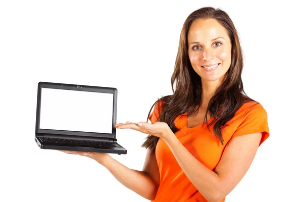 Lässige Frau präsentiert Laptop — Stockfoto