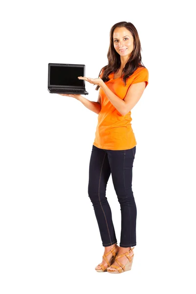Случайная женщина представляет ноутбук — стоковое фото