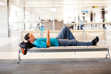 genç adam havaalanında dinlenme