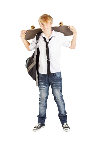 Tonåring skolpojke med skateboard — Stockfoto