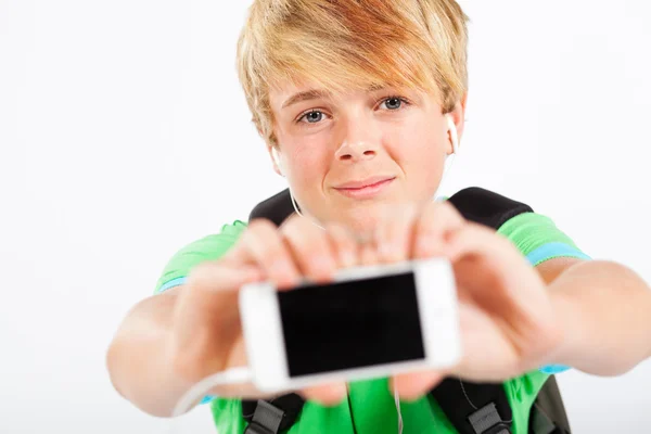 Мальчик-подросток со смартфоном — стоковое фото