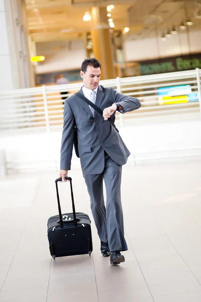 Empresário correndo no aeroporto — Fotografia de Stock