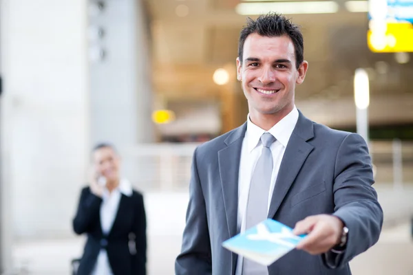 Un homme d'affaires remet un billet d'avion — Photo