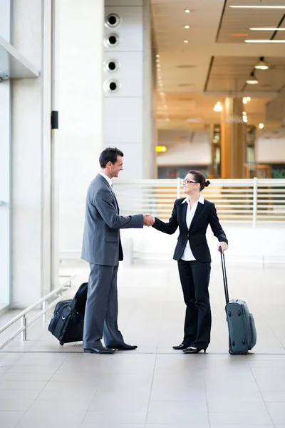 Business travellers meeting at airport — Stock Photo, Image