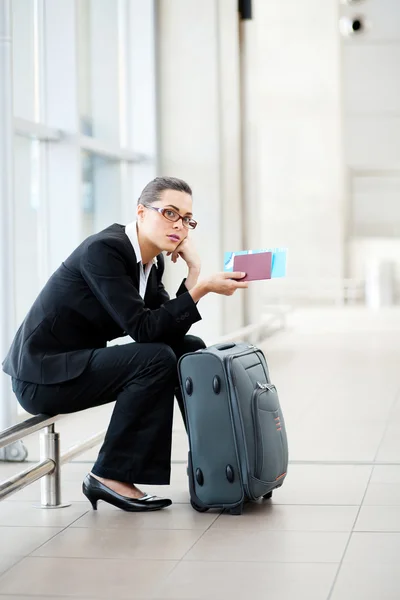 Молодая предпринимательница ждет в аэропорту — стоковое фото