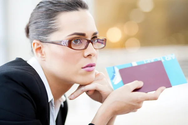 Fechar-se de mulher de negócios à espera de voo — Fotografia de Stock