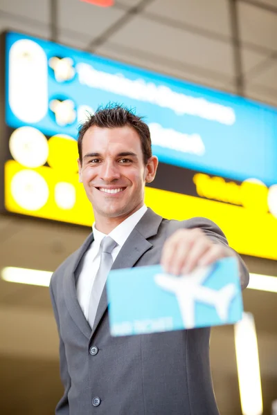 Счастливый бизнесмен представляет билет на самолет — стоковое фото