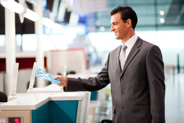 Businessman at airline check in counter — Stock Photo, Image