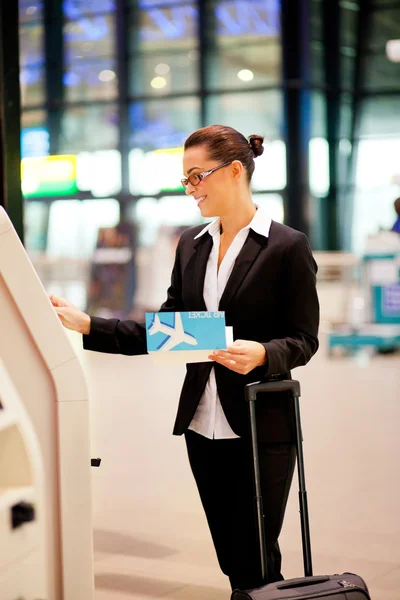 Femme d'affaires utilisant l'auto-assistance check in machine — Photo