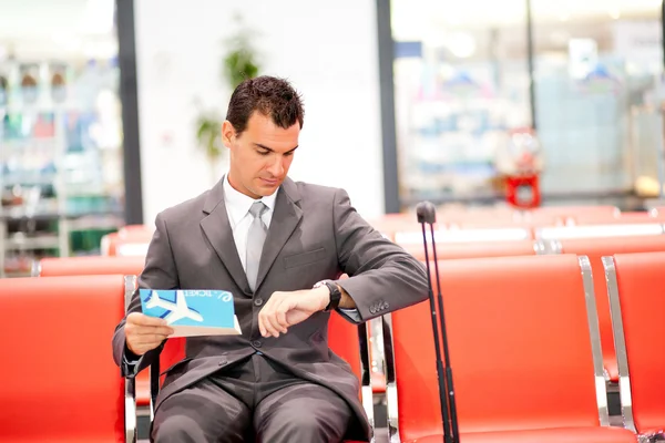 Бизнесмен ждет в аэропорту — стоковое фото