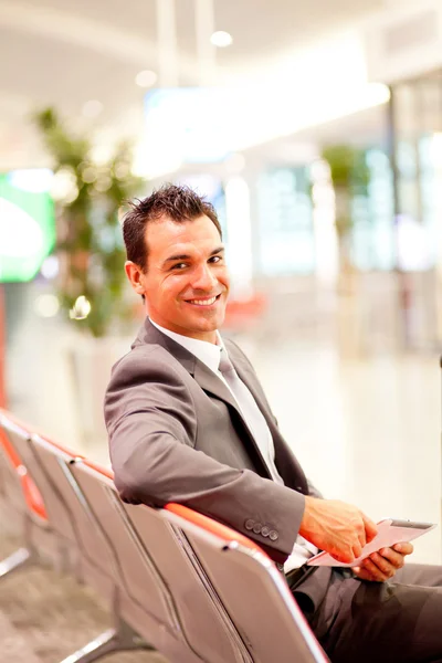 Podnikatel pomocí tabletu na letišti — Stock fotografie