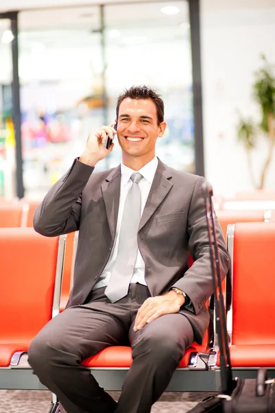 Biznesmen rozmowy na telefon komórkowy na lotnisku — Zdjęcie stockowe