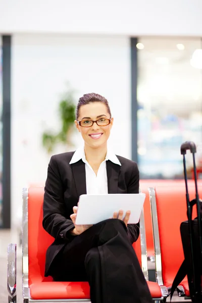 Geschäftsfrau nutzt Tablet am Flughafen — Stockfoto