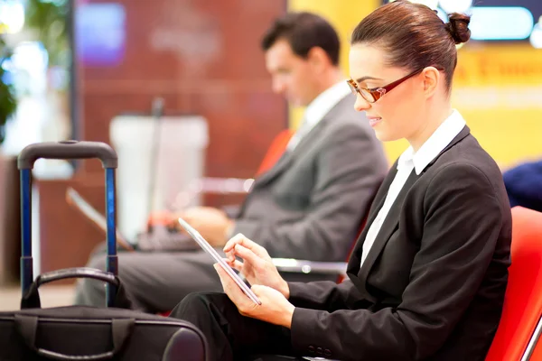 Femme d'affaires utilisant une tablette à l'aéroport — Photo