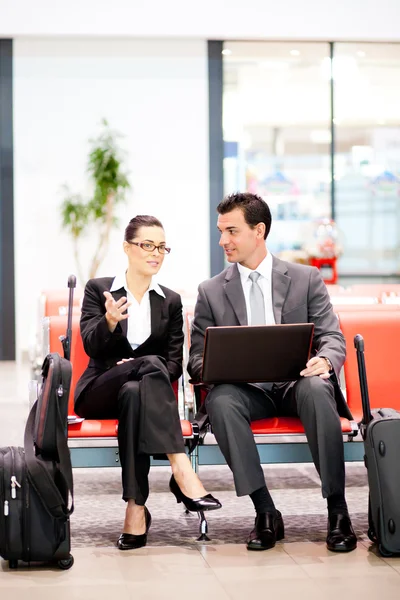 Viajeros de negocios esperando un vuelo en el aeropuerto — Foto de Stock