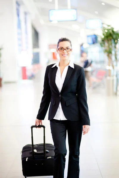 Jovem empresária caminhando no aeroporto — Fotografia de Stock