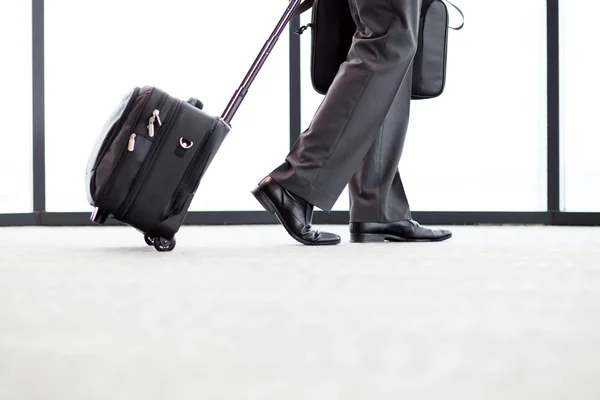Üzletember séta airport — Stock Fotó