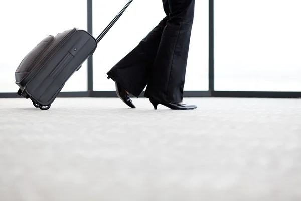 Zakenvrouw wandelen in luchthaven — Stockfoto