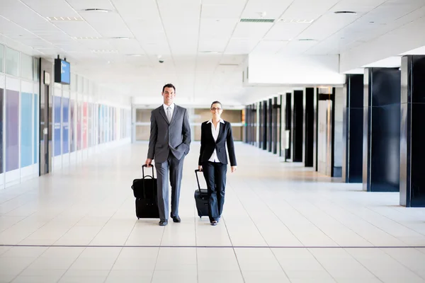 Affärsresenärer promenader i flygplats — Stockfoto