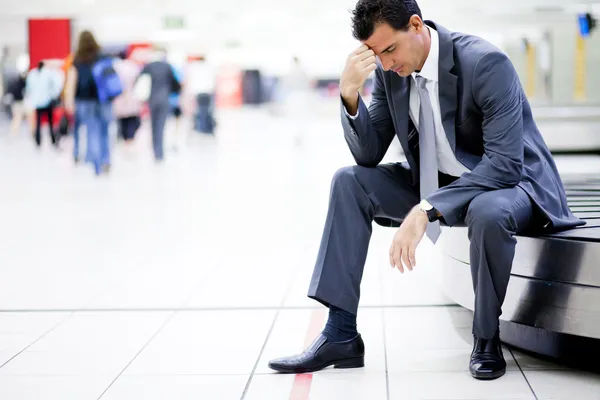 Geschäftsmann verlor sein Gepäck am Flughafen — Stockfoto