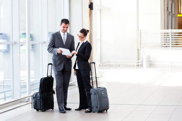 Biznesmeni spotkanie na lotnisku — Zdjęcie stockowe