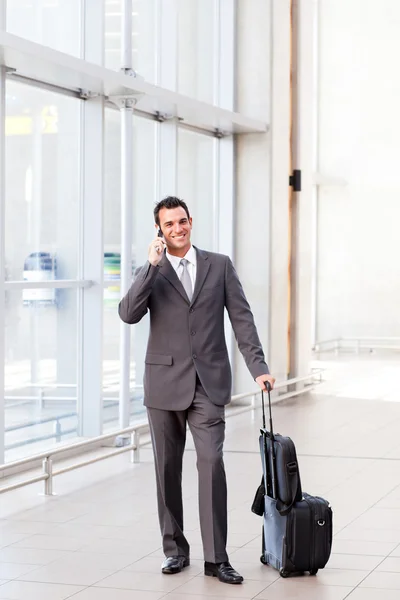 Επιχειρηματίας, μιλώντας στο κινητό τηλέφωνο στο αεροδρόμιο — Φωτογραφία Αρχείου