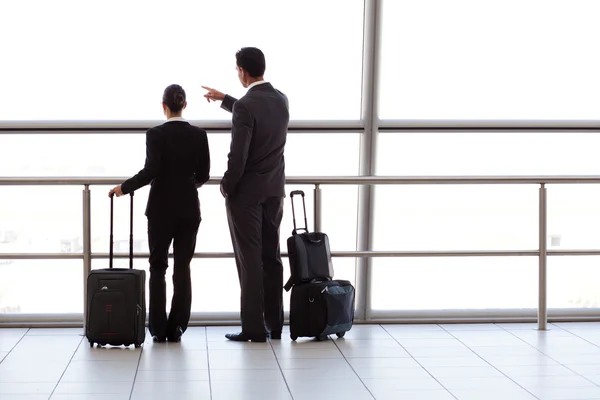 Silhouette zweier Geschäftsleute am Flughafen — Stockfoto
