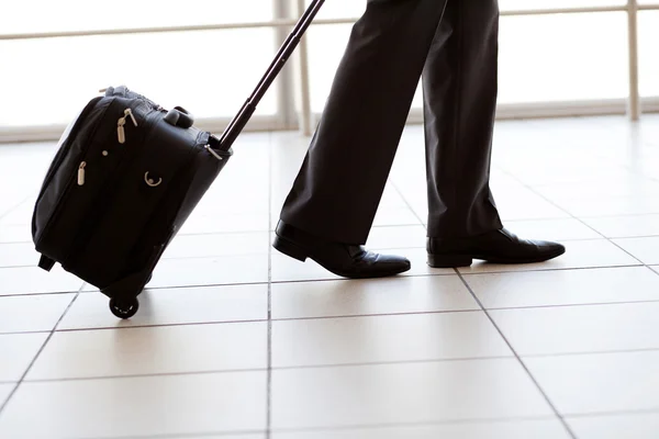 Silhouet van zakenman wandelen in luchthaven — Stockfoto