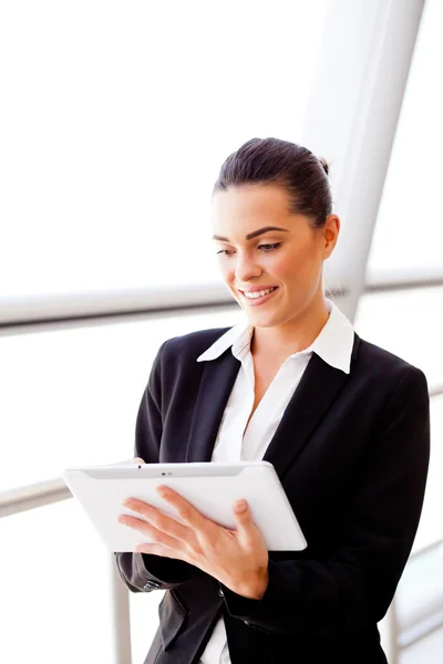 Ung affärskvinna med hjälp av Tablet PC — Stockfoto
