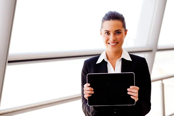 Ung affärskvinna hålla tablet PC — Stockfoto