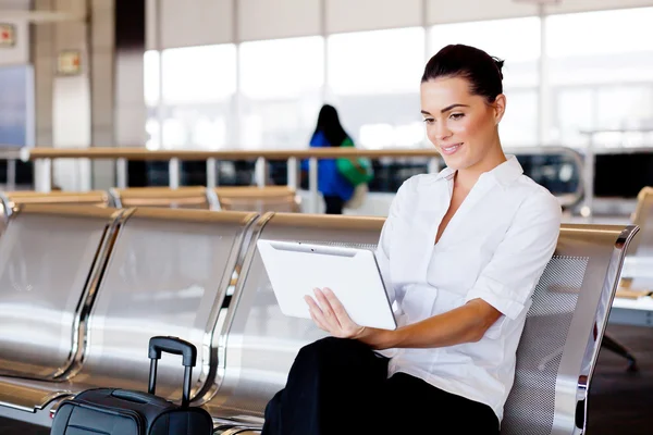 Jonge zakenvrouw met behulp van tablet pc op luchthaven — Stockfoto