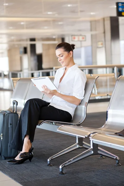 Kobieta przy użyciu komputera typu tablet na lotnisku — Zdjęcie stockowe