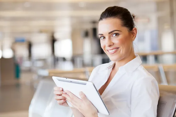 Jonge vrouw met tablet computer op de luchthaven — Stockfoto